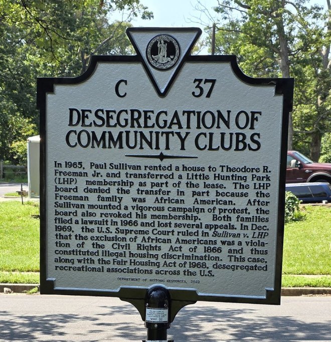 A close up of a historical marker entitled "Desegregation of Community Clubs" in Fairfax County.